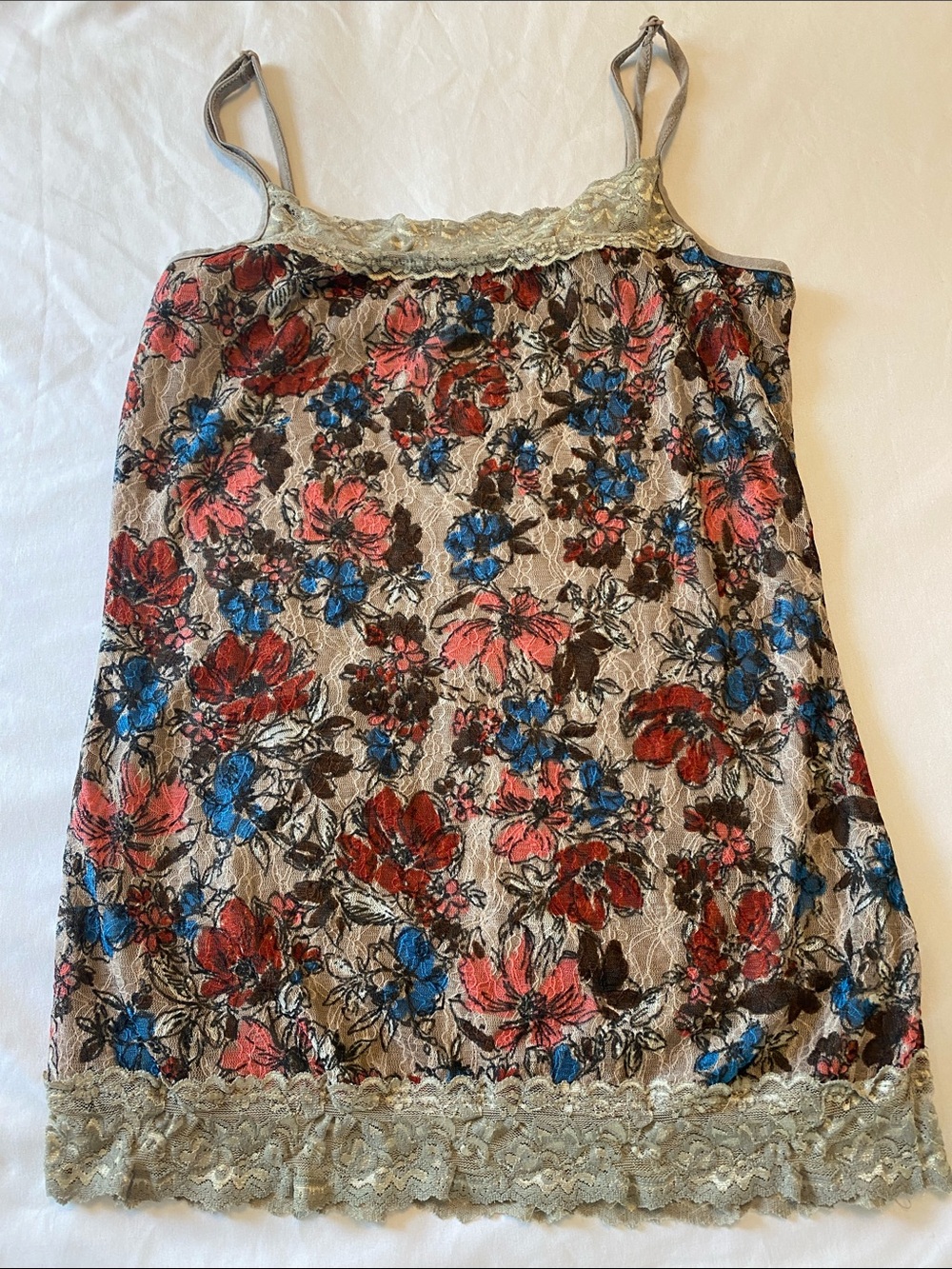 Y2K Maurice’s Lightweight camisole with lace overlay and trim.